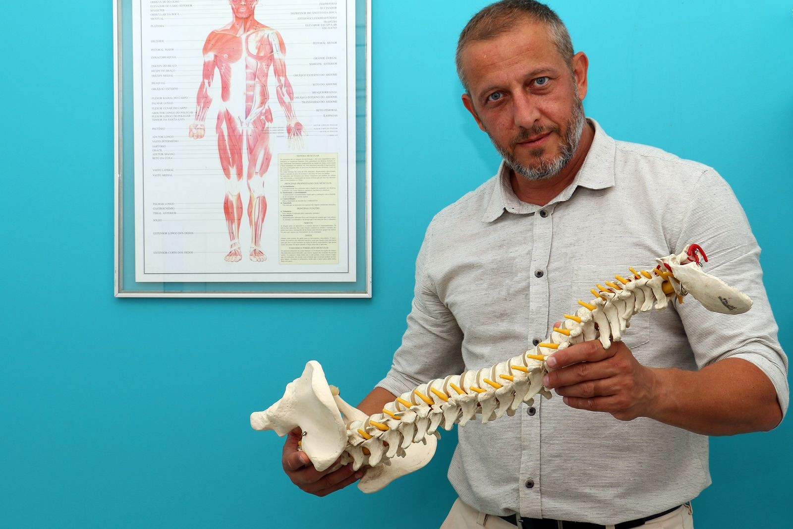 Alexandre a mostrar um modelo da coluna